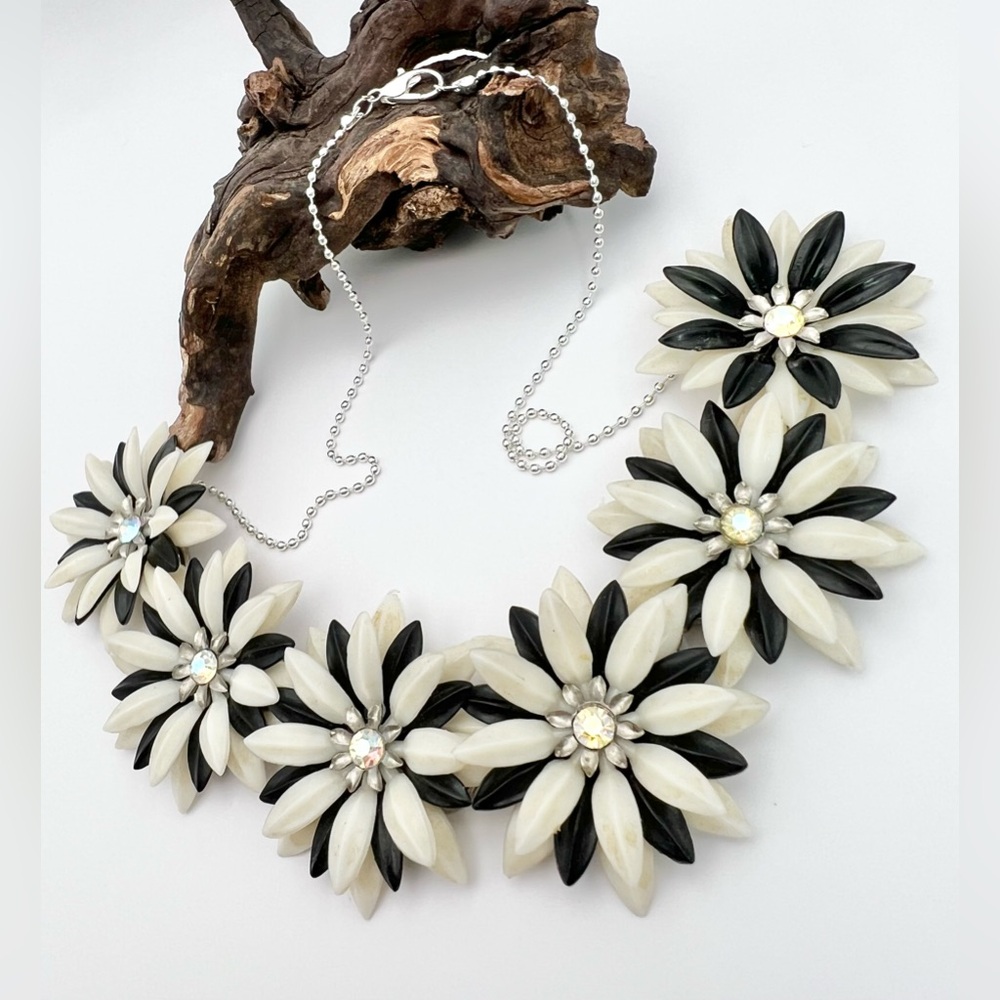 PLASTIC FLOWER NECKLACE